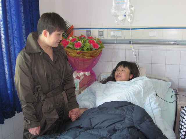 李晓平女士亲切看望住院的员工张先蓉