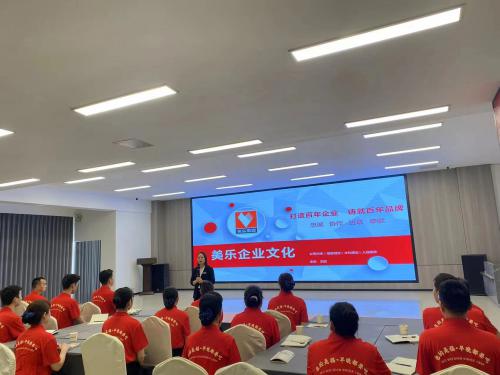 窝窝店组织新员工参与企业文化培训